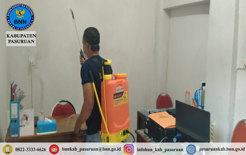 Cegah Covid - 19 BNN Kabupaten Pasuruan Semprot Area Kantor dan Rumah Anggota Menggunakan Desinfektan