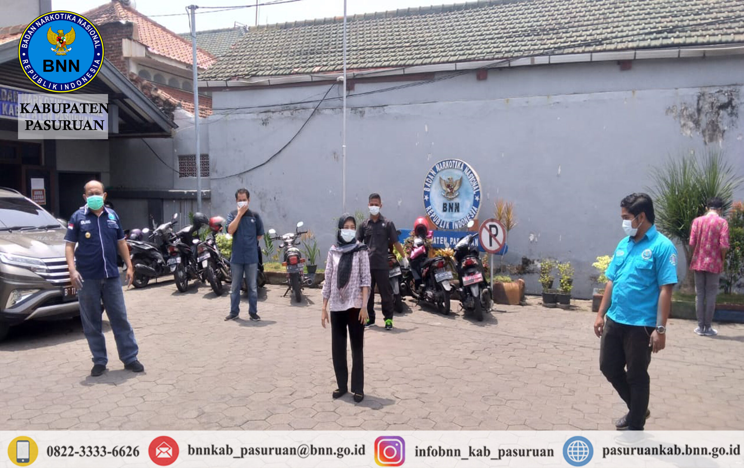 Pegawai BNNK Pasuruan Tangkal Virus Covid - 19 Dengan Berjemur di Bawah Sinar Matahari Pegawai BNNK Pasuruan Tangkal Virus Covid - 19 Dengan Berjemur di Bawah Sinar Matahari