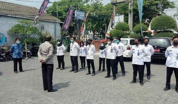 Pelaksanaan Apel yang dipimpin oleh Kepala BNNK Pasuruan, AKBP Erlang Dwi Permata dan di ikuti oleh Pegawai yang melaksanakan Work From Office