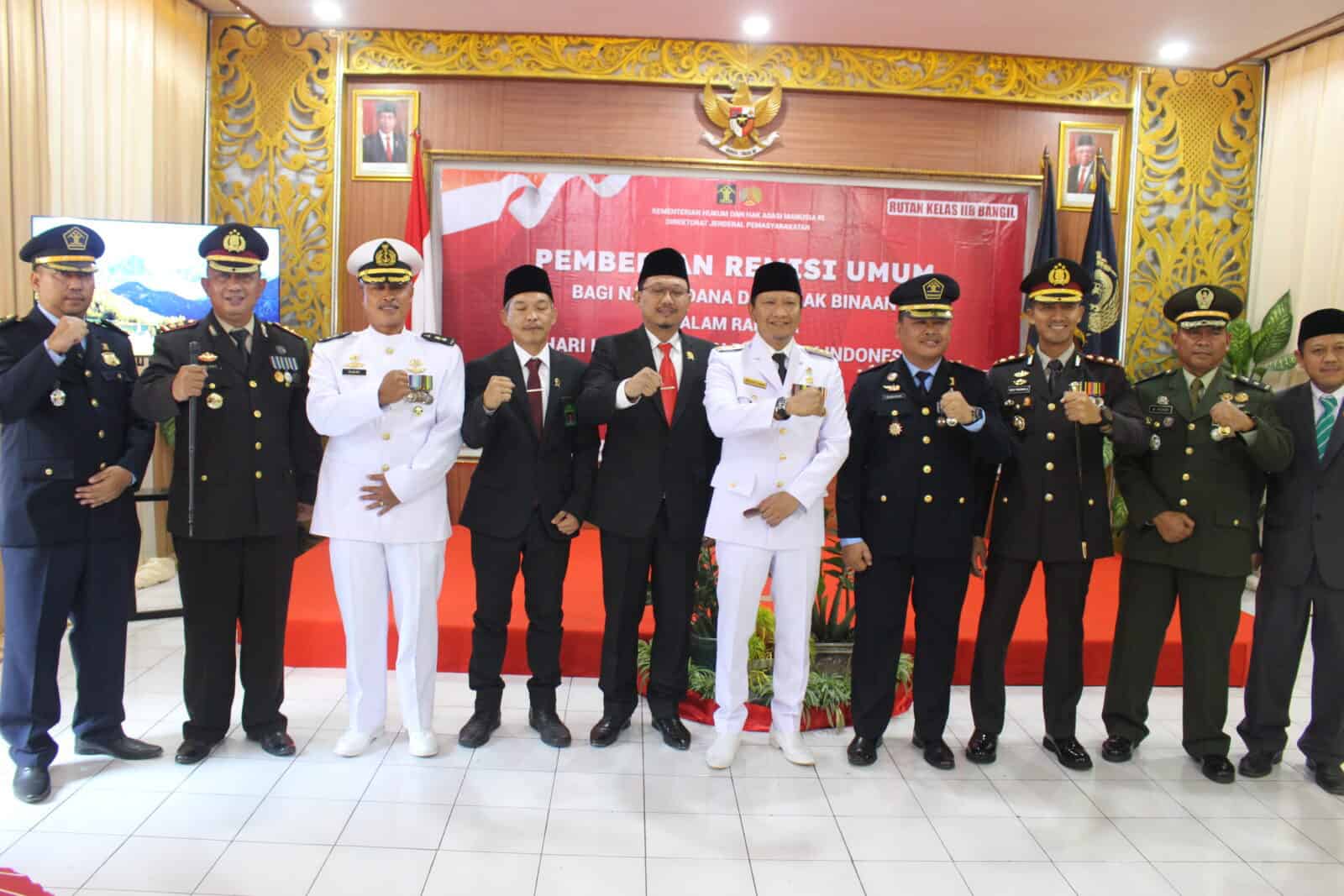 Pemkab Pasuruan Berikan Remisi Kepada Warga Binaan Rutan Kelas II B Bangil Pemkab Pasuruan Berikan Remisi Kepada Warga Binaan Rutan Kelas II B Bangil