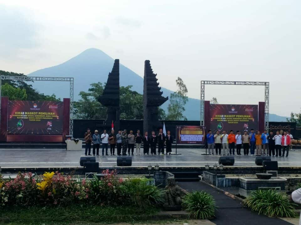 Serah Terima Maskot Pilkada Jawa Timur Tahun 2024 dari KPU Kota Pasuruan kepada KPU Kabupaten Pasuruan Serah Terima Maskot Pilkada Jawa Timur Tahun 2024 dari KPU Kota Pasuruan kepada KPU Kabupaten Pasuruan