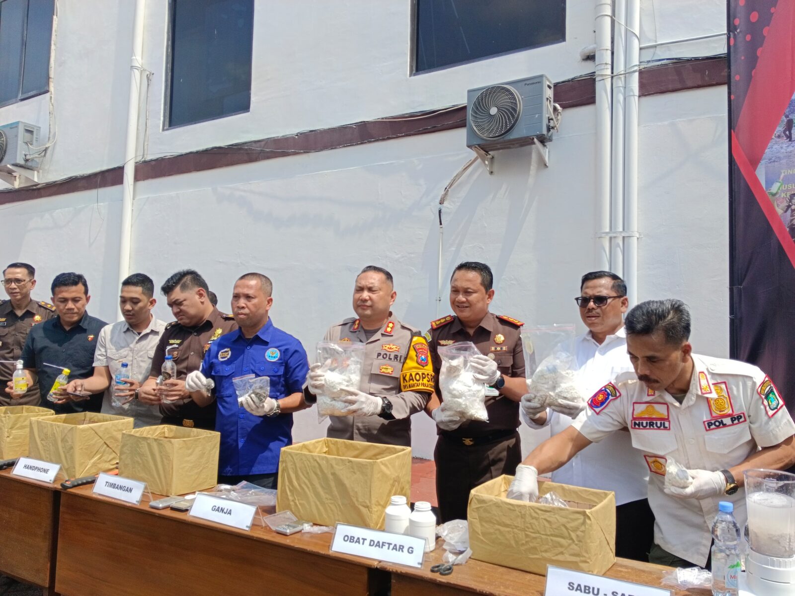 PEMUSNAHAN BARANG BUKTI (BB) NARKOTIKA BERSAMA BNN KABUPATEN PASURUAN PEMUSNAHAN BARANG BUKTI (BB) NARKOTIKA BERSAMA BNN KABUPATEN PASURUAN