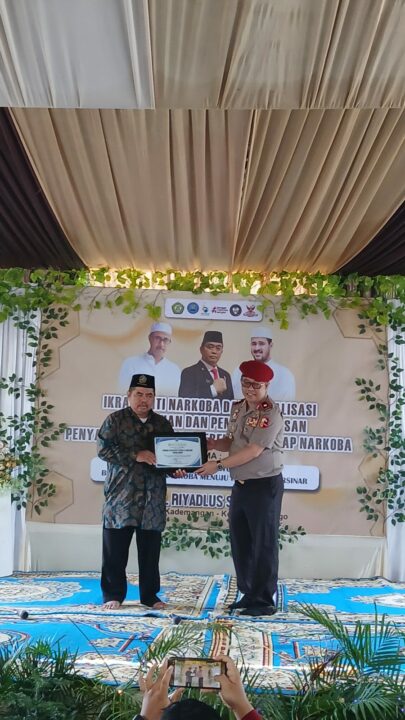 Ikrar Anti Narkoba dan Sosialisasi Pencegahan dan Pemberantasan Penyalahgunaan dan Peredaran Gelap Narkoba Dengan Tema ” Panggilan Santri Untuk Negeri, Bersama Lawan Narkoba Menuju Indonesia Bersinar” Di Pondok Pesantren Riyadlus Sholihin Ketapang Kademangan – Kota Probolinggo