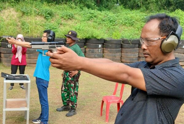 Anggota BNNK Pasuruan Latihan Menembak Anggota BNNK Pasuruan Latihan Menembak