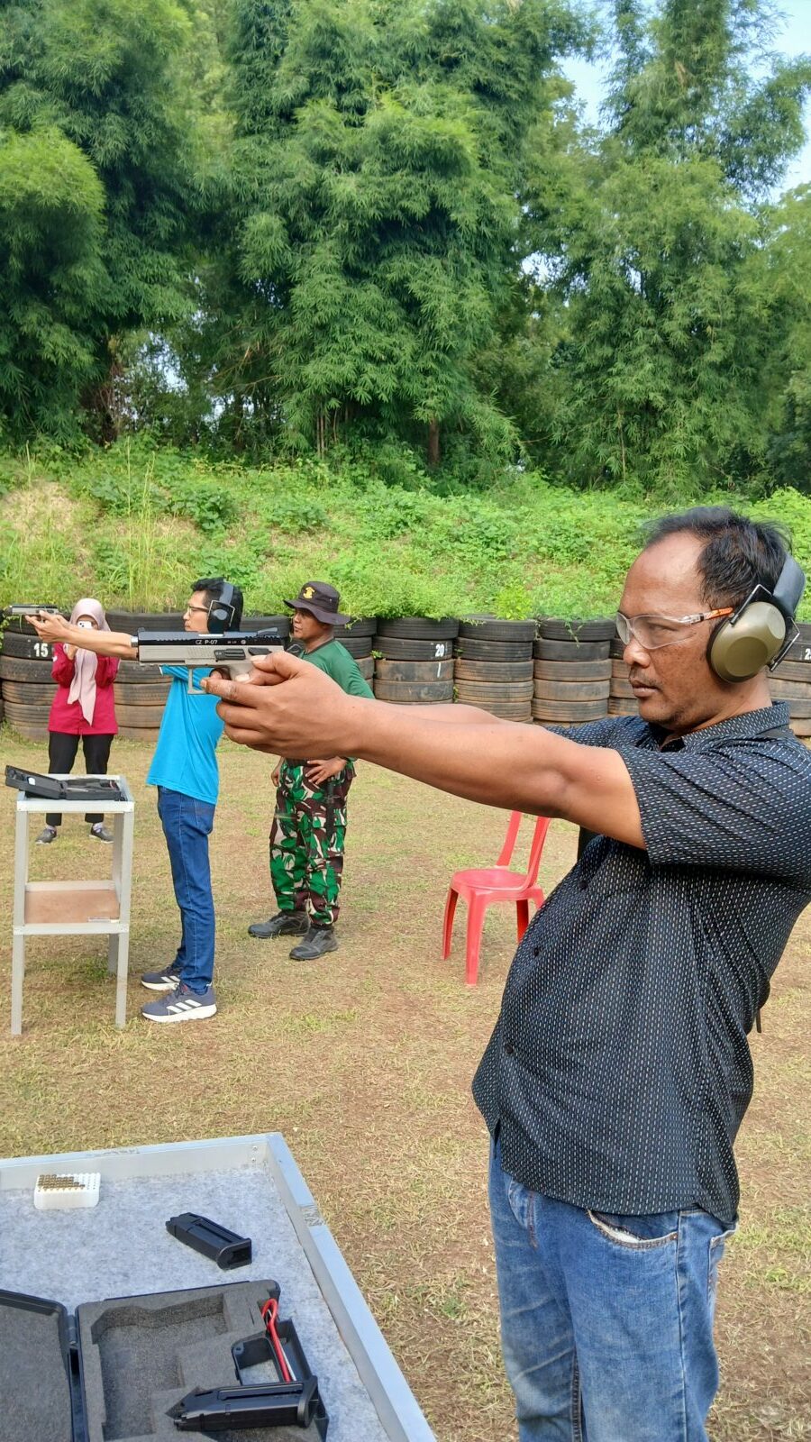 Anggota BNNK Pasuruan Latihan Menembak Anggota BNNK Pasuruan Latihan Menembak